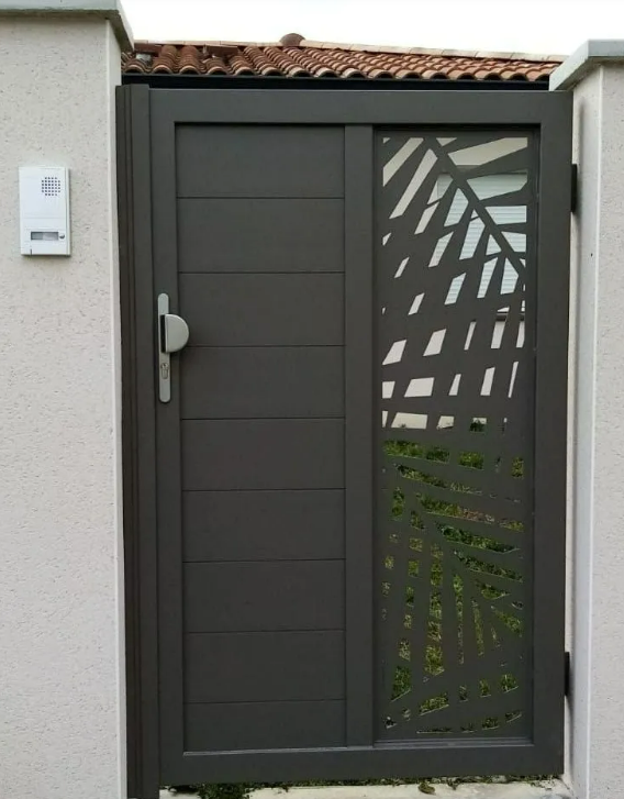 Portail d'entrée gris moderne avec porte pleine et panneau décoratif découpé