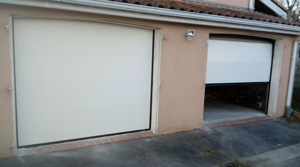 Extérieur de garage double avec une porte blanche fermée et un compartiment ouvert.