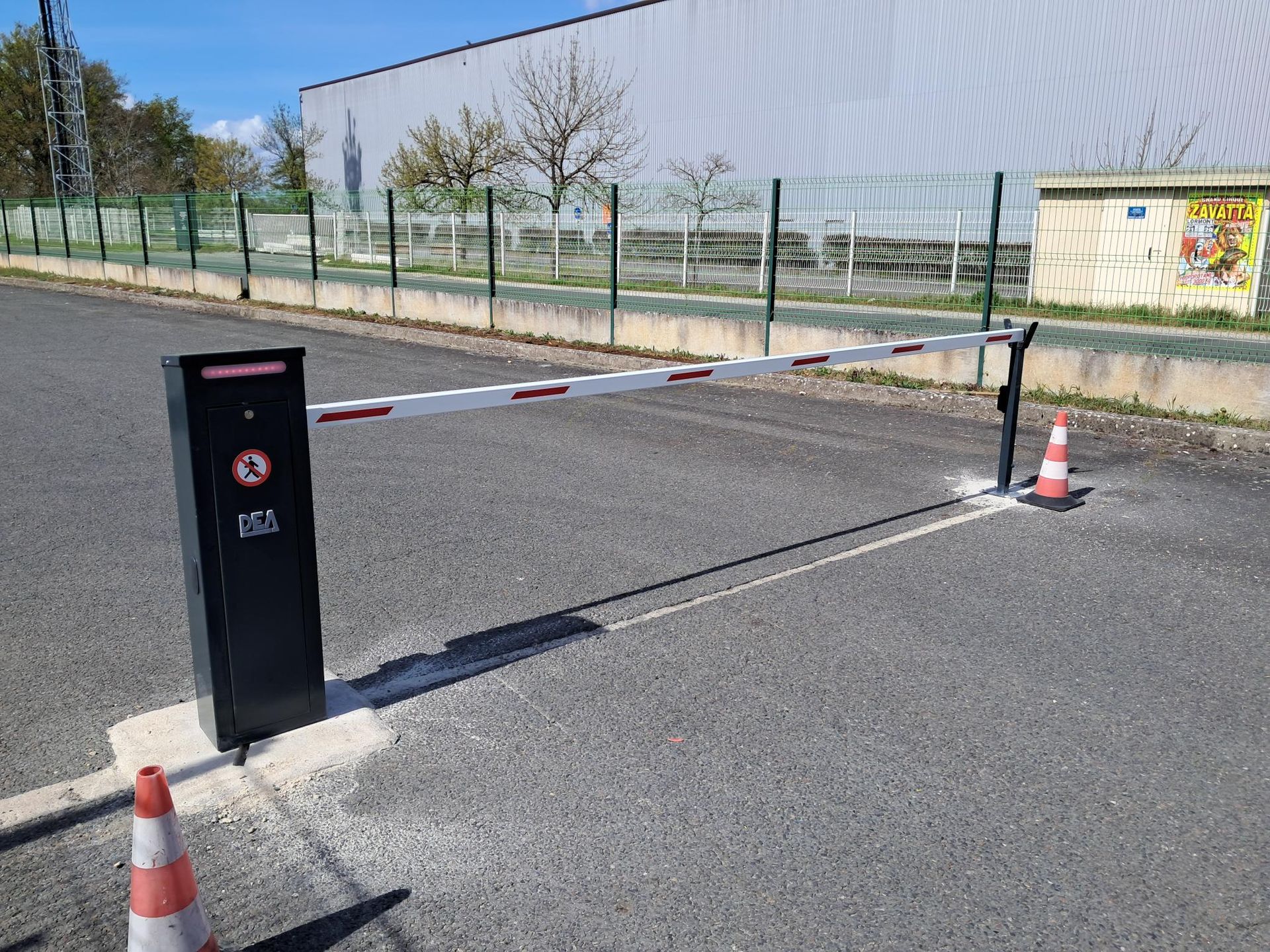 Barrière de parking avec logo DEA sur fond blanc