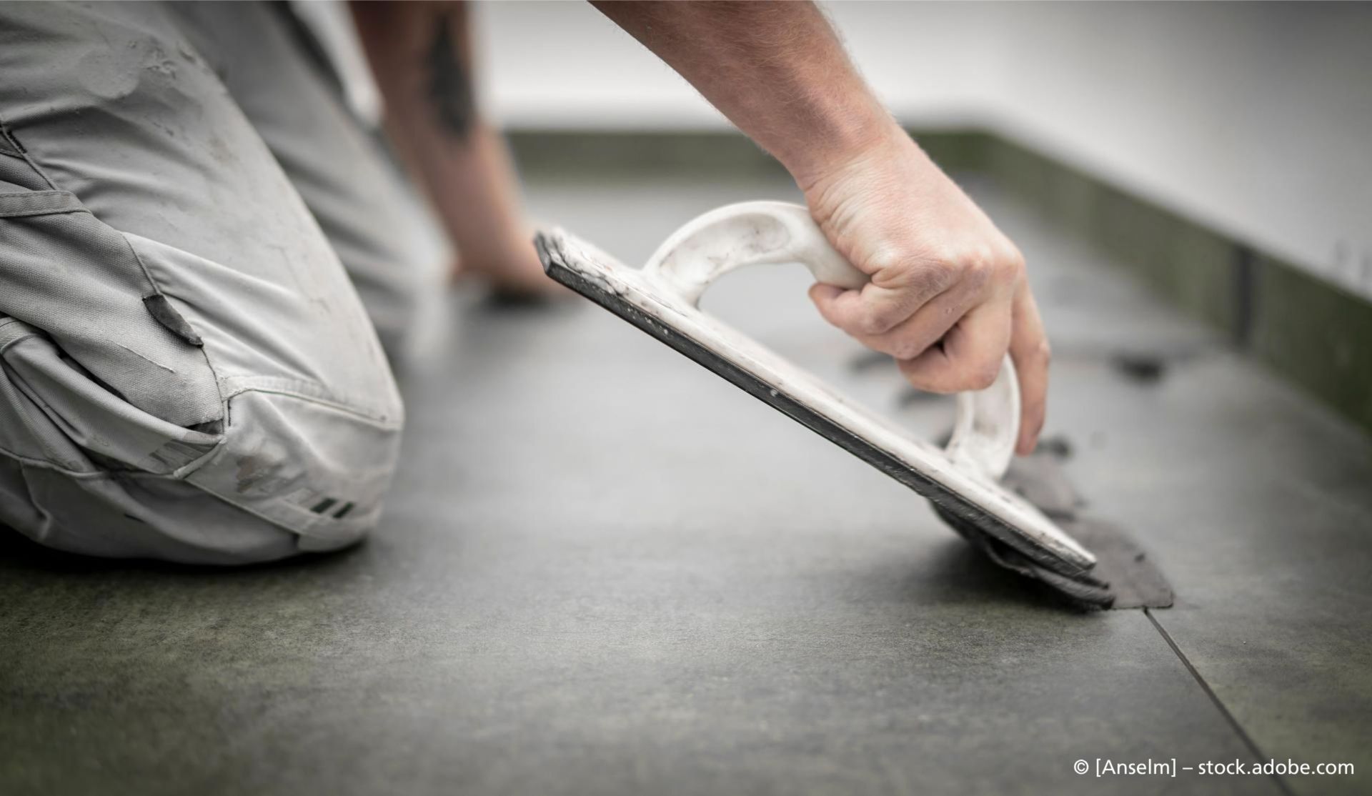 Person bei Natursteinarbeiten