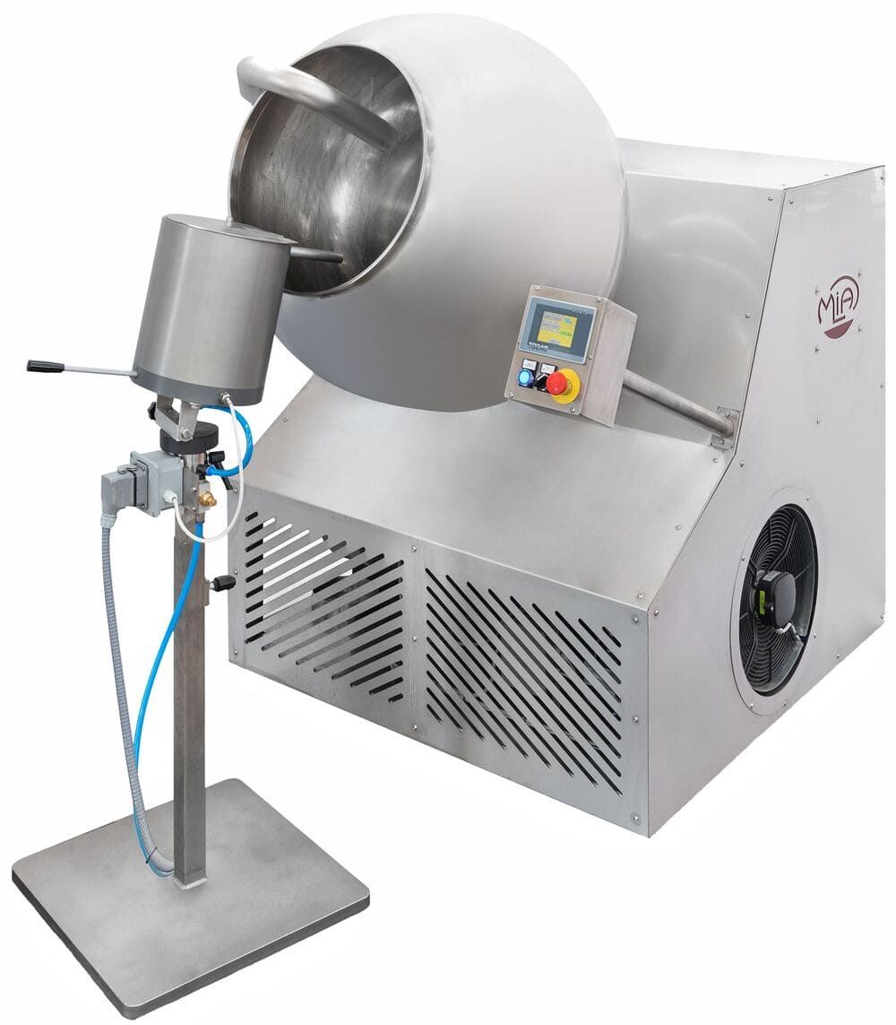 Eine Maschine aus Edelstahl steht auf einem Ständer auf weißem Hintergrund.