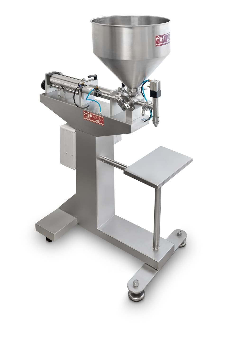 Eine Maschine aus Edelstahl steht auf einem Tisch auf weißem Hintergrund.