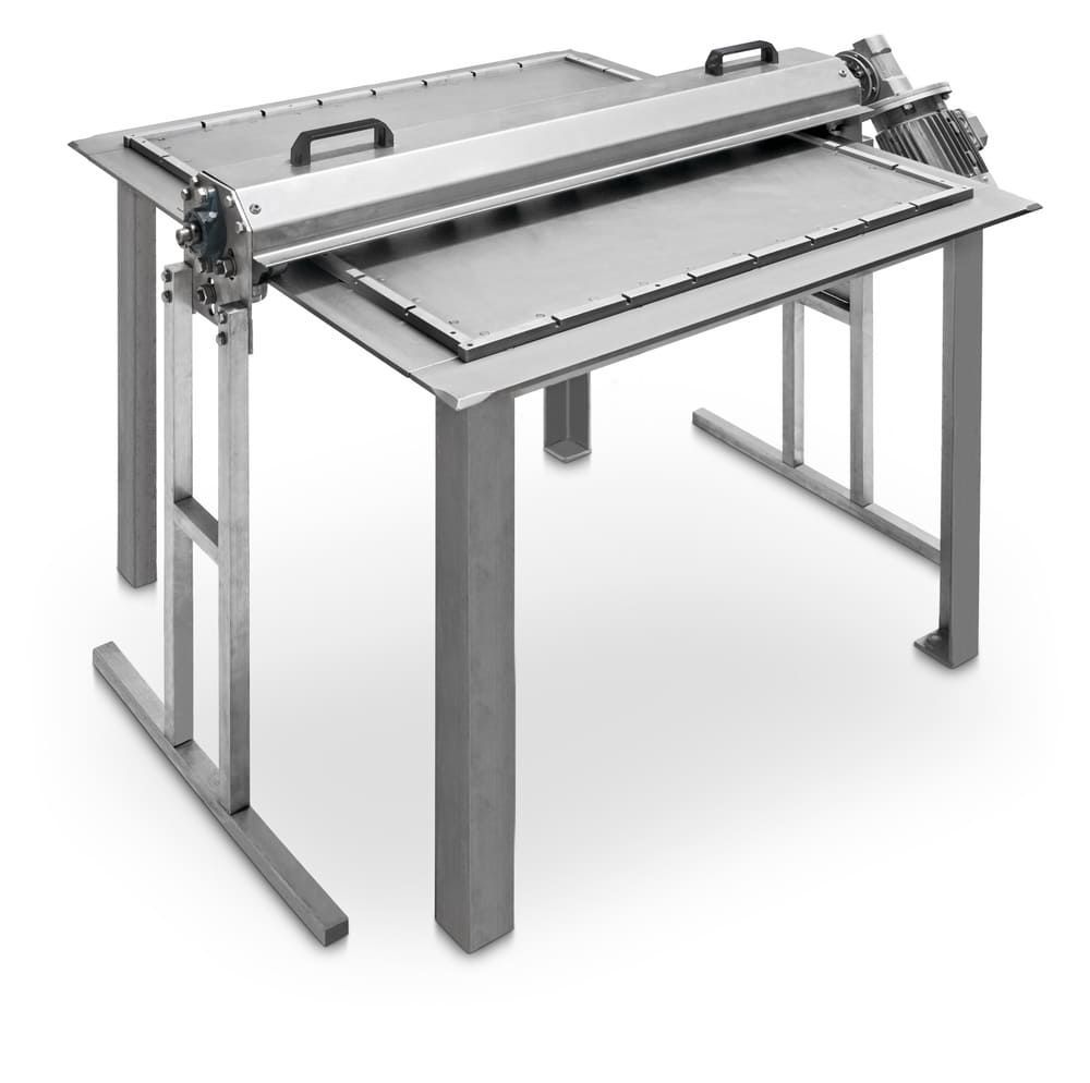 Ein Edelstahltisch mit einer Maschine darauf