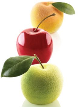 Drei Äpfel mit grünen Blättern liegen in einer Reihe