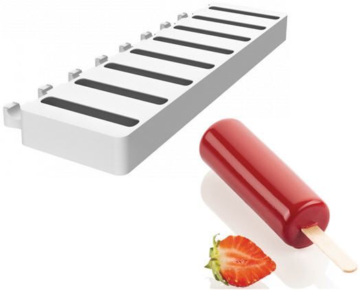 Ein roter Eisriegel neben einer Erdbeere