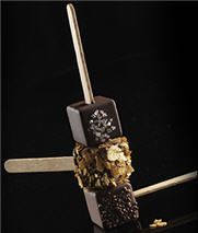 Eine Nahaufnahme einer Tafel Schokolade am Stiel auf schwarzem Hintergrund.