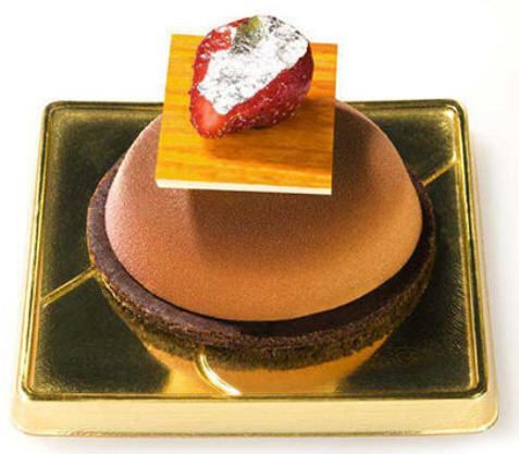 Ein Schokoladenkuchen mit einer Erdbeere darauf