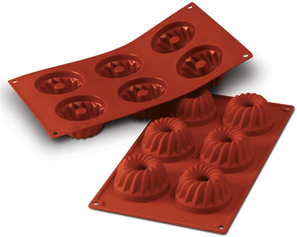 Zwei rote Silikonschalen sind übereinander gestapelt