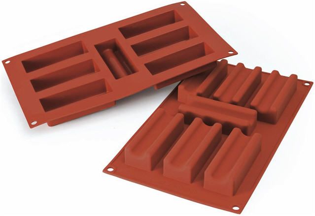 Zwei rote Silikonschalen sind übereinander gestapelt