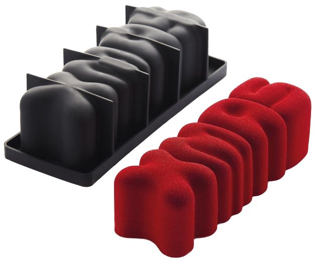 Eine schwarz-rote Kuchenform mit dem Wort „Mousse“ darauf