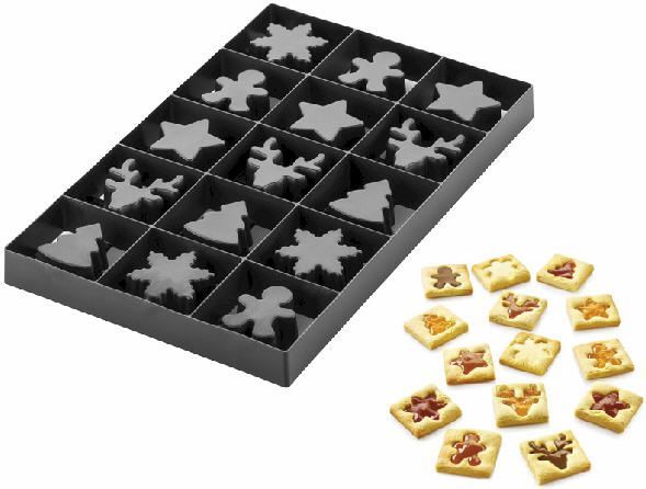 Ein schwarzes Tablett mit weihnachtlich geformten Keksen darin