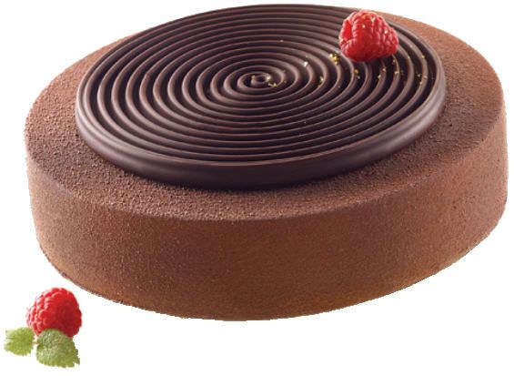 Schokokuchen mit Spiralmuster und Himbeeren obenauf
