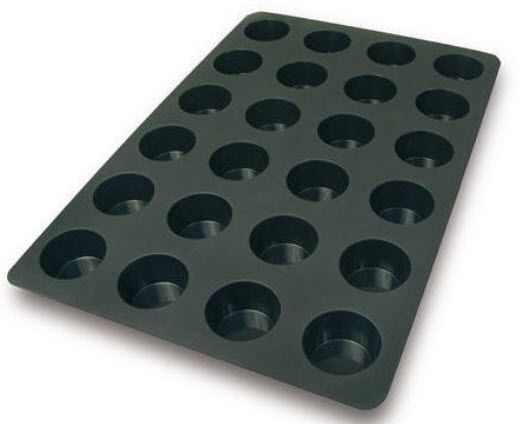 Ein schwarzes Tablett mit Löchern darin auf weißem Hintergrund