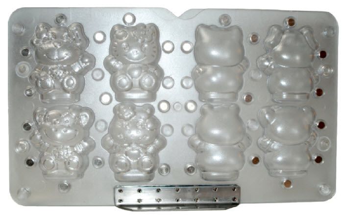 Eine Plastikform mit vielen Gummibärchen darin