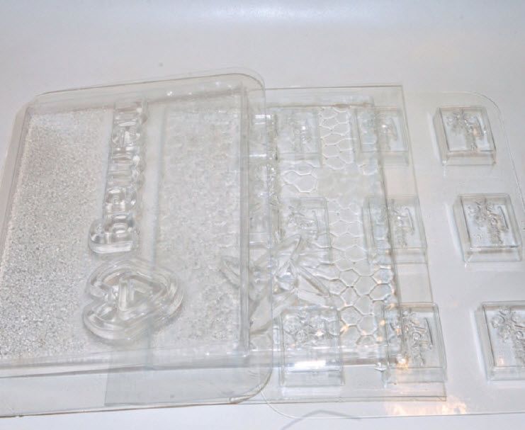 Auf einem Tisch steht eine durchsichtige Plastikform mit dem Wort Chanel darauf.