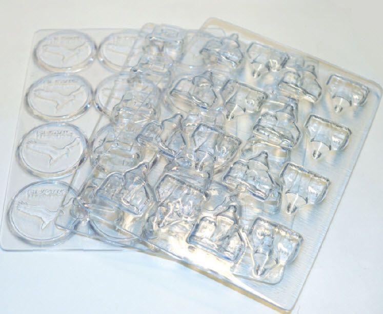 Drei durchsichtige Kunststoffschalen sind übereinander gestapelt