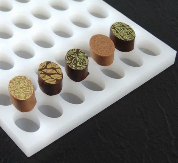 Ein Tablett mit Pralinen mit verschiedenen Mustern darauf