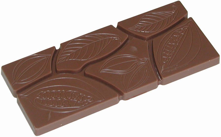 Eine Tafel Schokolade mit Kakaobohnen darauf