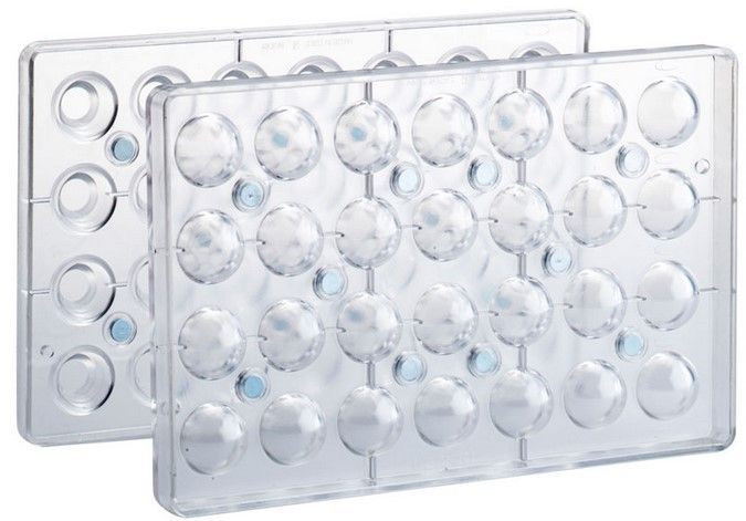 Zwei durchsichtige Plastikschalen mit Löchern auf weißem Hintergrund.