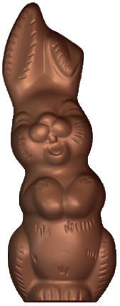 Auf einem weißen Hintergrund sitzt ein Schokohase mit Hut auf dem Kopf.