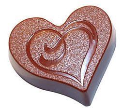 Ein Schokoladenherz mit einem Wirbel darauf auf weißem Hintergrund.