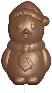 Ein Schokoladenpinguin trägt eine Weihnachtsmannmütze und einen Schal.