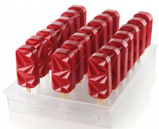 Ein Tablett mit roten Eis am Stiel mit geometrischen Mustern darauf