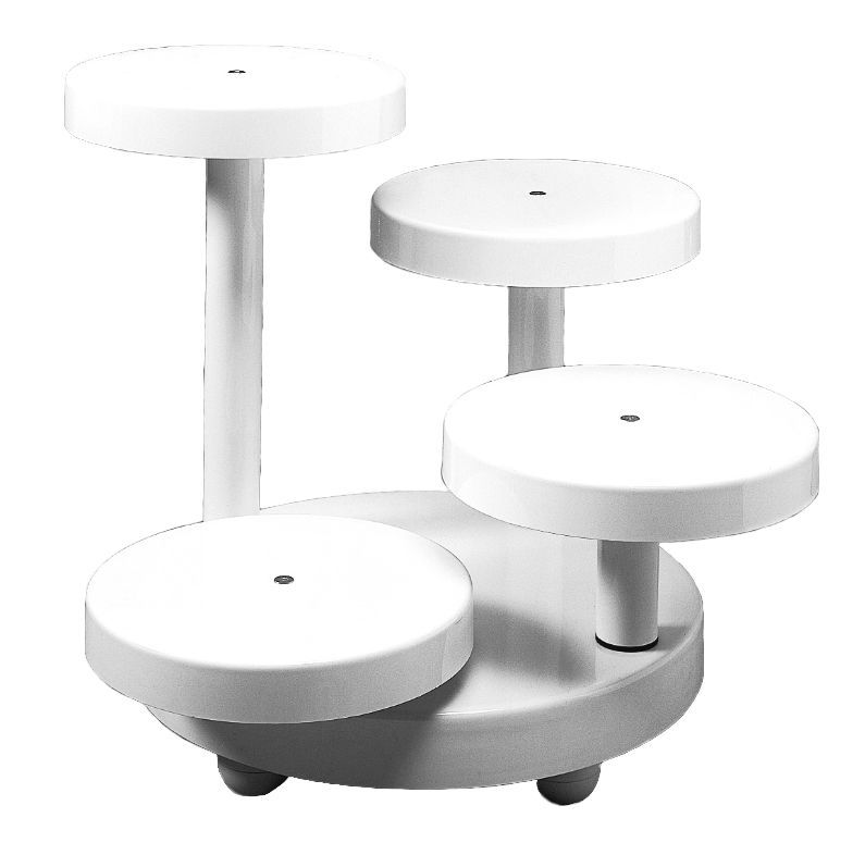 Eine weiße Tortenplatte mit drei Etagen und einem Loch in der Mitte