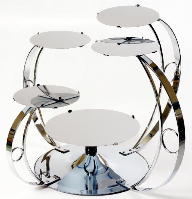 Eine silberne Tortenplatte mit weißen Tellern darauf