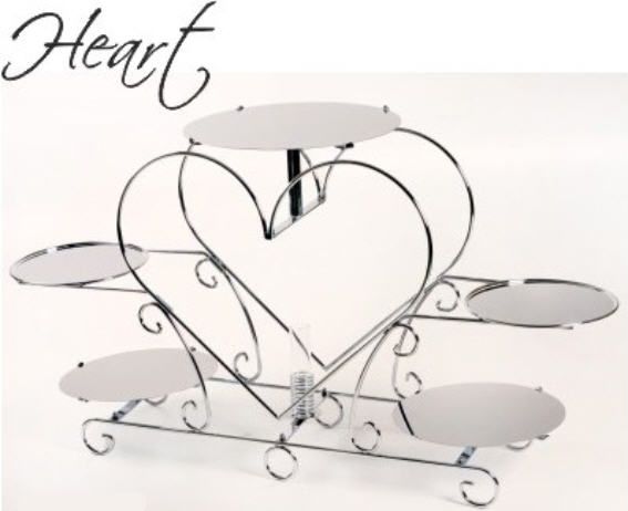 Eine herzförmige Tortenplatte mit Tellern darauf