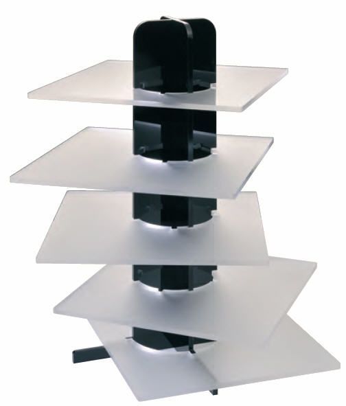 Ein Stapel durchsichtiger Acrylplatten mit schwarzem Sockel