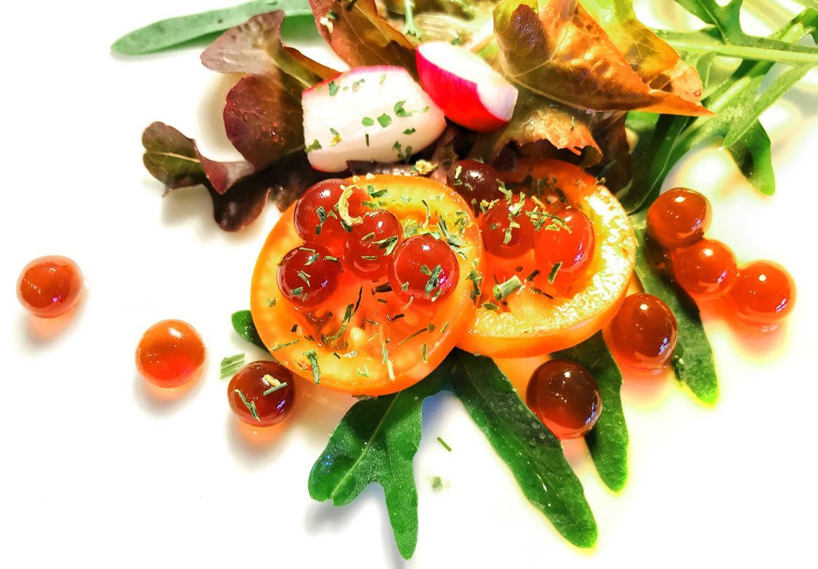 Eine Nahaufnahme von einem Salat mit Tomaten und grünen Bohnen