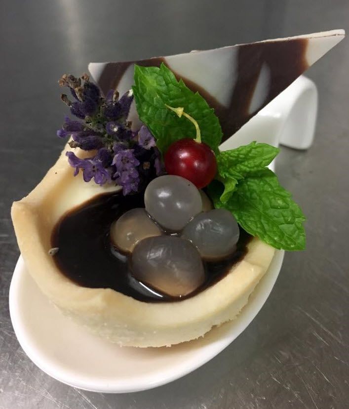 Eine Nahaufnahme eines Desserts mit einer Kirsche obendrauf