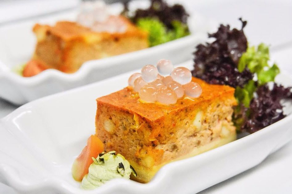 Eine Nahaufnahme eines Stücks Essen auf einem Teller.