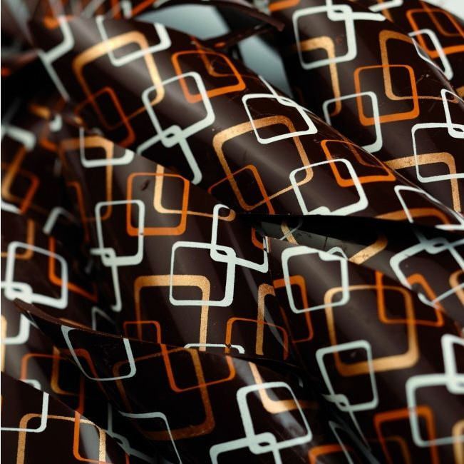 Eine Nahaufnahme eines Stücks Schokolade mit einem Muster aus Quadraten