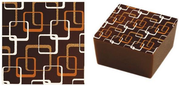 Ein Stück Schokolade mit einem quadratischen Muster darauf