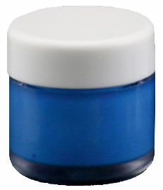 Ein blaues Glas mit weißem Deckel auf weißem Hintergrund.