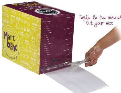 Eine Person schneidet ein Stück Papier mit einer Schere.