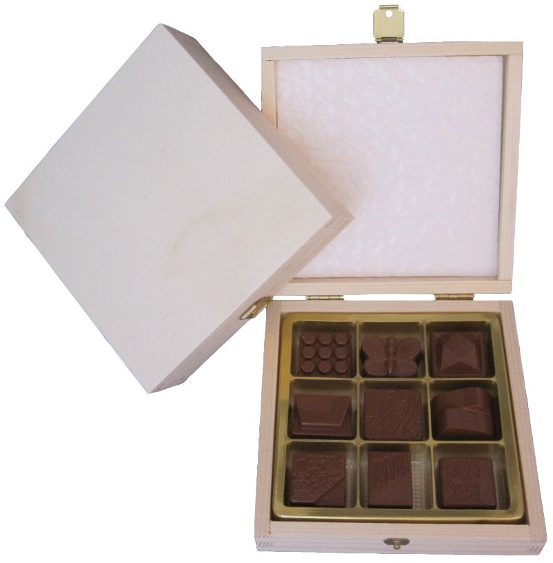 Eine Holzschachtel mit Pralinen darin