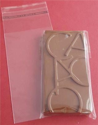 Eine Tafel Schokolade ist in einer durchsichtigen Plastiktüte verpackt