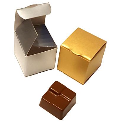 Eine silberne Box und eine goldene Box liegen nebeneinander