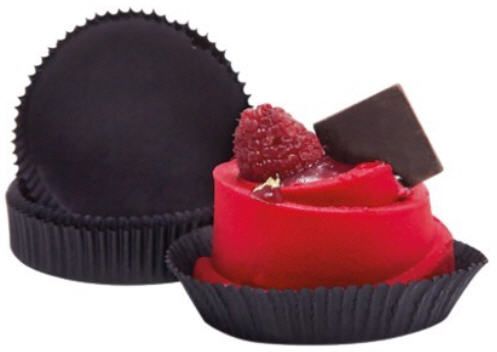 Ein kleiner roter Kuchen mit Himbeeren und Schokolade obenauf