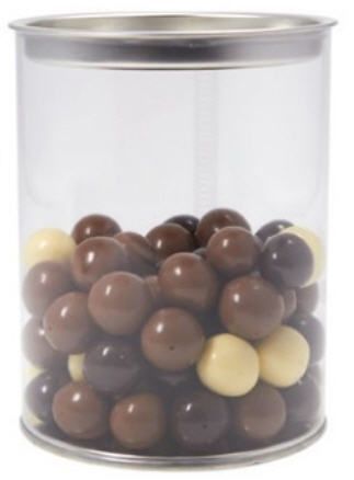 Ein durchsichtiges Glas gefüllt mit schokoladenüberzogenen Nüssen