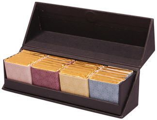 Eine Schachtel gefüllt mit vier verschiedenfarbigen Schokoladenquadraten.