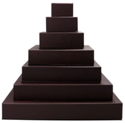 Eine Pyramide aus übereinander gestapelten quadratischen Kisten