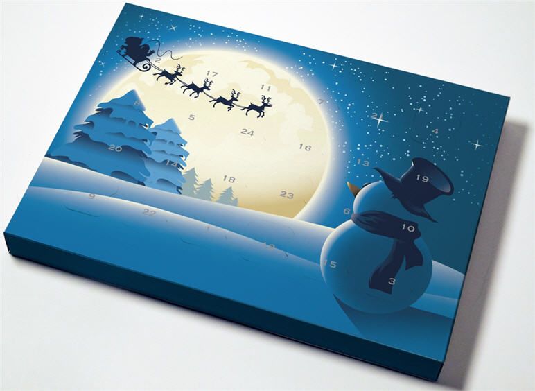 Eine blaue Schachtel mit einem Schneemann und einem Schlitten darauf