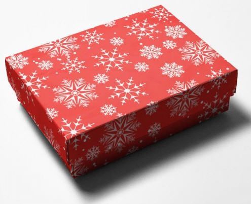 Eine rote Schachtel mit weißen Schneeflocken darauf