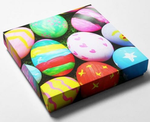 Eine Schachtel mit bunten Ostereiern darauf