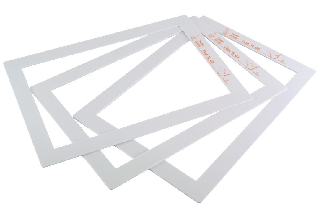Eine Gruppe übereinander gestapelter weißer Rahmen auf einem weißen Hintergrund.