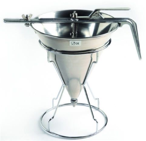 Ein Edelstahltrichter mit Griff auf einem Ständer